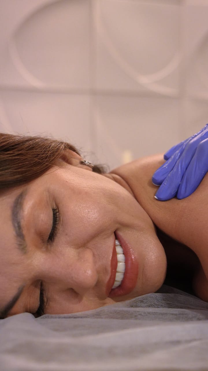 Cliente relaxada durante massagem nos ombros na Estética em Movimento, Goiânia