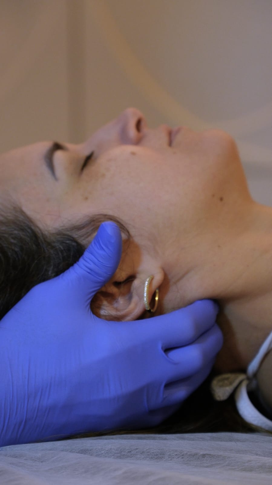 Detalhe de drenagem facial realizada por profissional da Estética em Movimento, em Goiânia